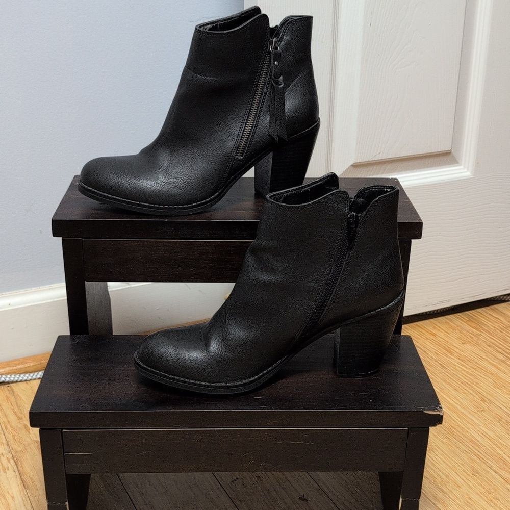 American Rag AR Baxter Black Booties Side Zip Block Heel Faux Leather Size 9.5